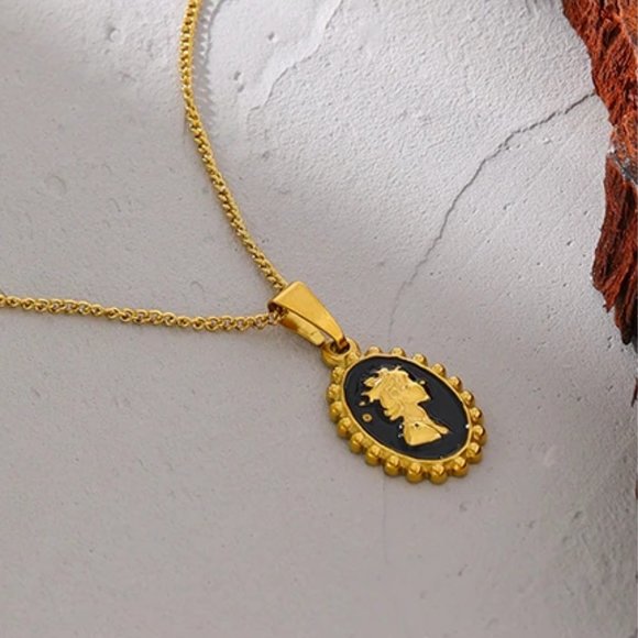 NEW 18K Gold Plated Queen Elizabeth Portrait Black Enamel Oval Pendant Necklace - Picture 4 of 8